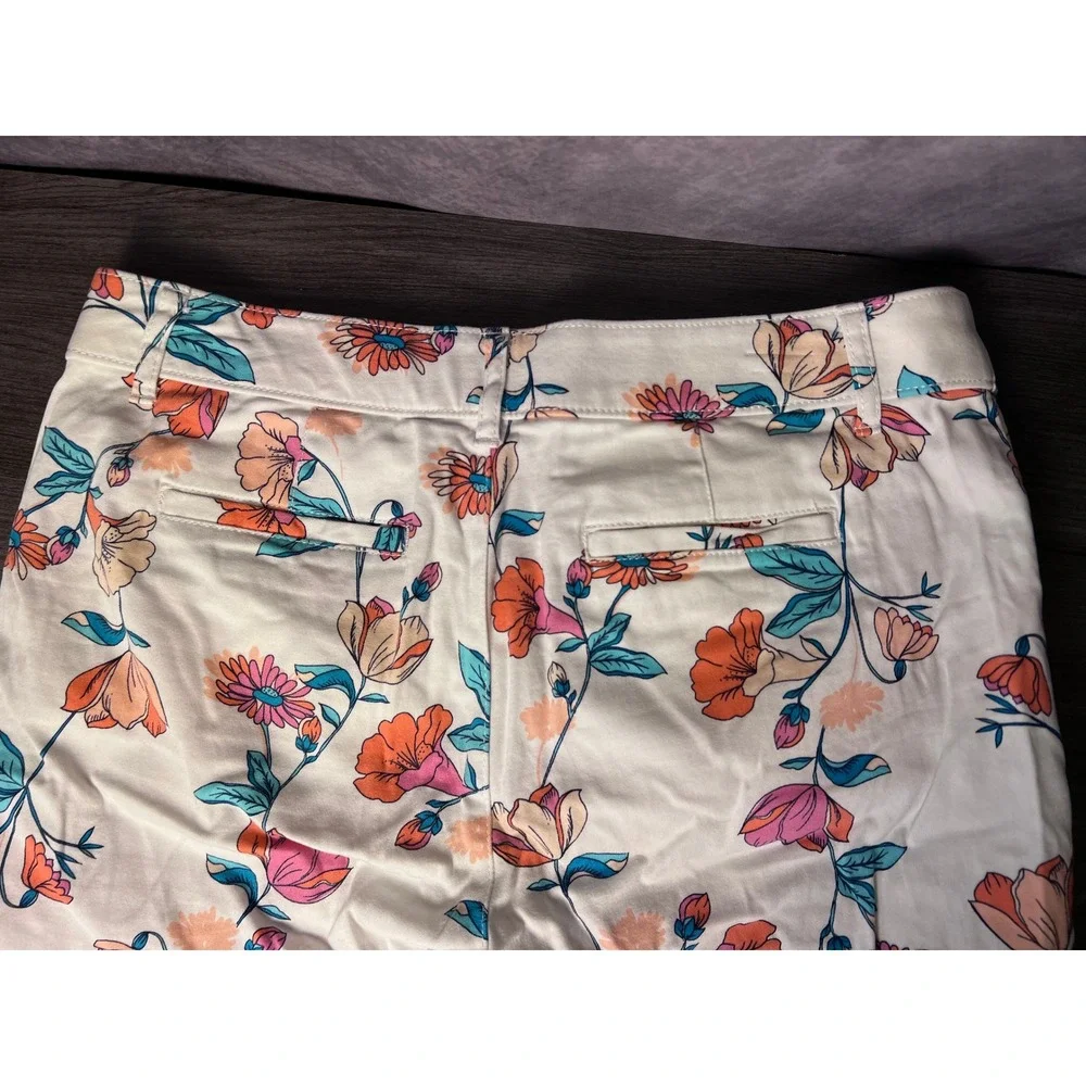 St. John's Bay Vibrant Floral Capris Blue Red White Retro Pattern Size 10 - Picture 6 of 6